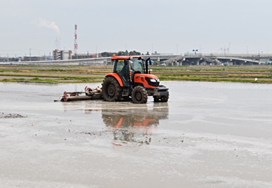 大型トラクターで代掻き作業